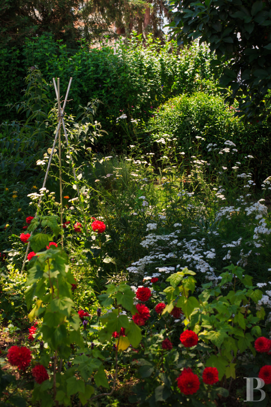 En Saône-et-Loire, à Mâcon, une villa et son jardin entièrement de style Art déco - photo  n°30
